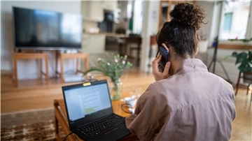 Das Telefon am Ohr, der Laptop auf dem Tisch: So sehen derzeit viele Heimarbeitsplätze aus. Auf den Kosten für Strom oder Heizung bleiben in der Regel die Arbeitnehmer sitzen.