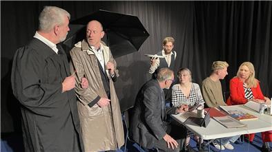 Das Theater Fatale probt für „Zwei Lügen, eine Wahrheit". Am 20. März hat das Stück Premiere.