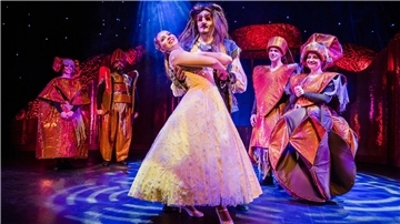 Die Hauptfiguren des Musicals „Die Schöne und das Biest“ stehen in ihren Kostümen auf einer Bühne. Das Theater Liberi führt das Stück in der Kugelbake-Halle in Cuxhaven auf. 