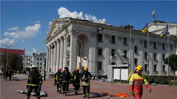 Tote bei russischem Angriff auf Tschernihiw in Nordukraine Das Theater von Tschernihiw wurde bei dem russischen Raketenangriff beschädigt.