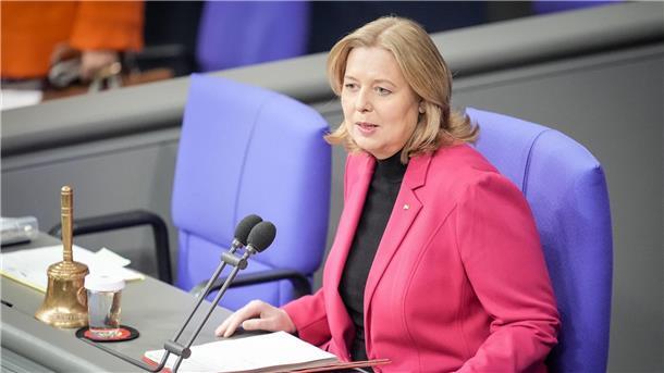 Das Thema Sicherheit stehe im Bundestag permanent auf der Agenda, so Bundestagspräsidentin Bärbel Bas.