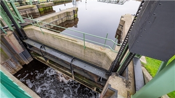 Das Tidesperrwerk an der Geeste wäre zwar eine große Barriere für den Koffer gewesen. Das Bundesamt für Seeschifffahrt und Hydrographie hält es aber für möglich, dass er durch die kleine Schleuse flussabwärts getrieben ist.