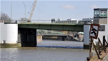 Kennedybrücke mit Geestesperrwerk