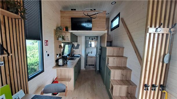 Das Tiny House in Sandstedt: Viel Holz und ein leichter Zugang zum Hochbett. 