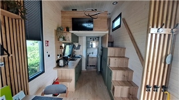 Das Tiny House in Sandstedt: Viel Holz und ein leichter Zugang zum Hochbett. 