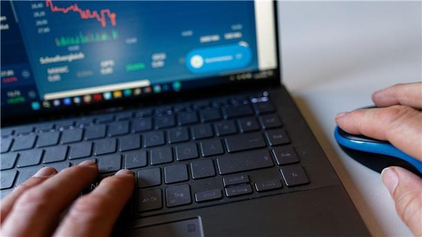Stress lässt sich durch Muster bei Tastaturbedienung messen Das Tippen auf dem Keyboard und das Bewegen einer Maus kann einer Schweizer Studie zufolge besser anzeigen, wie gestresst der Mensch sich fühlt, als die sonst für Stressnachweise gemessene Herzfrequenz.