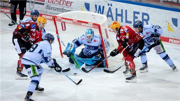 Das Topspiel zwischen den Pinguins und Straubing bot alles, was den Eishockey-Sport auszeichnet.