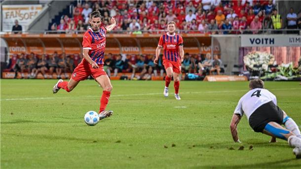 Das Tor zum 1:0 für Heidenheim: Marvin Pieringer trifft nach Vorlage von Sirlord Conteh.