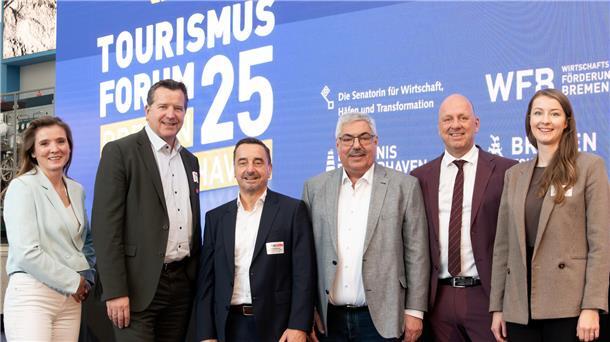 Zwei Frauen und vier Männer stehen nebeneinander.