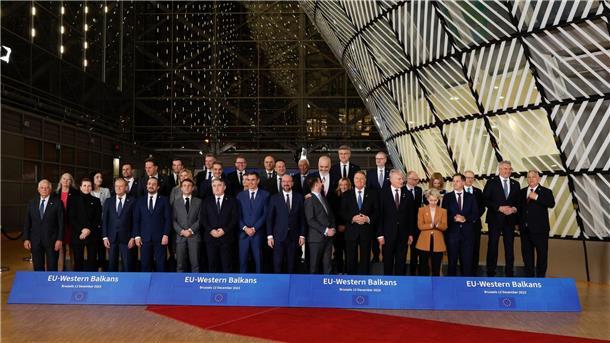EU fordert Balkanländer bei Gipfel zu Reformen auf Das traditionelle Gruppenfoto der Staats- und Regierungschefs der Europäischen Union und der westlichen Balkanstaaten in Brüssel.