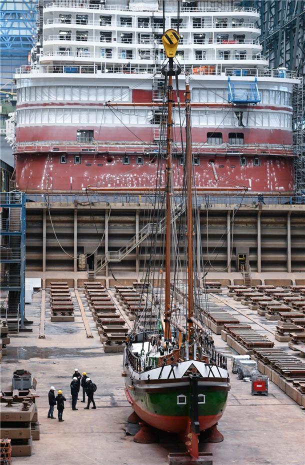 Dieses Traditionsschiff geht bald wieder auf Segeltörns in der Nordsee Das Traditionsschiff «Gesine von Papenburg» liegt im Baudock der Meyer Werft.