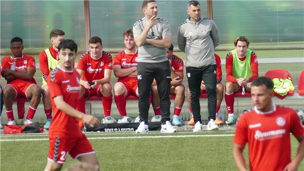 Das Trainerduo Blaz Cavar und Baris Ildem (rechts) muss am Sonntag auf Torjäger Tim Klowat (Vierter von links) verzichten.
