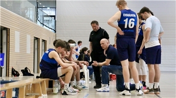 Das Trainerteam Tomasz Kumaszynski (sitzend) und Werner Maaß stellt die NBBL-Eisbären in einer Auszeit neu ein.