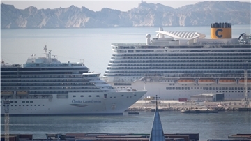 Das transatlantische Kreuzfahrtschiff Costa Luminosa (links) kommt im Hafen von Marseille in Südfrankreich an.