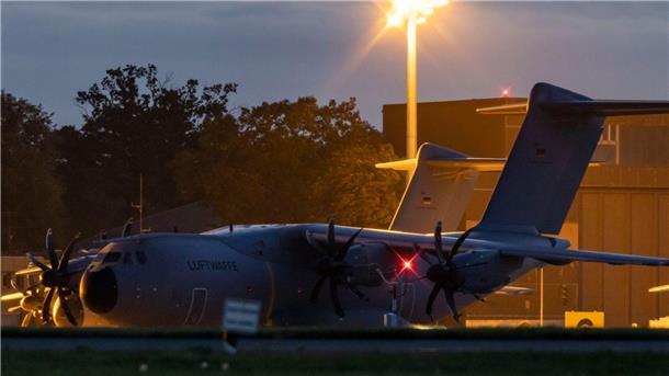 Das Transportflugzeug vom Typ A400M der Bundeswehr landet auf dem Flugplatz in Wunstorf.