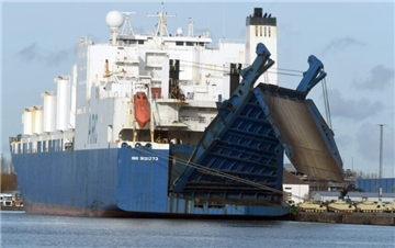 Das Transportschiff "Endurance" mit Militärfahrzeugen für die Ukraine ist am Sonntag in Bremerhaven angekommen. Unser Bild zeigt den Moment, als das Schiff seine Entladeklappe auf die Kaje der ABC-Halbinsel lässt. Die Panzer im Hintergrund stammen noch von der Entladung eine Woche zuvor.