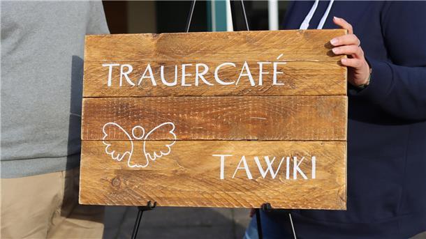 Das Trauercafé öffnet immer in einem anderen Gemeindehaus der Kirchenregion Tarmstedt-Wilstedt-Kirchtimke (TaWiKi) seine Türen. Dort, wo das Holzbrett auf der Staffelei steht, sind Besucher richtig.