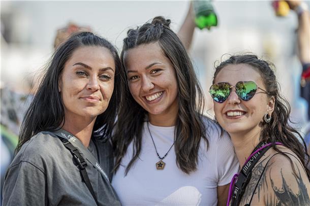 Deichbrand 2024: Das sind die schönsten Frauen auf dem Festival Das Trio.