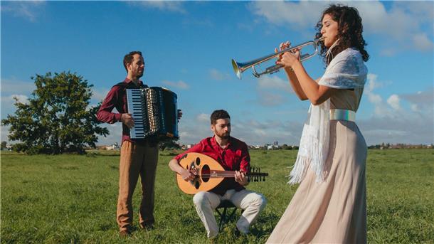 Das Trio Folkadu tritt am Sonnabend, 8. Februar, in der Großen Kirche auf.