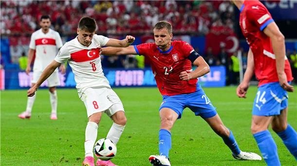 Das türkische Top-Talent Arda Güler (l) stand gegen Tschechien wieder in der Startelf.