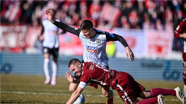 Viererpack von Telalović: Ulm gewinnt Kellerduell mit 5:1 Das tut weh: Regensburg Andreas Geipl (unten) und Regensburg gehen in Ulm unter.