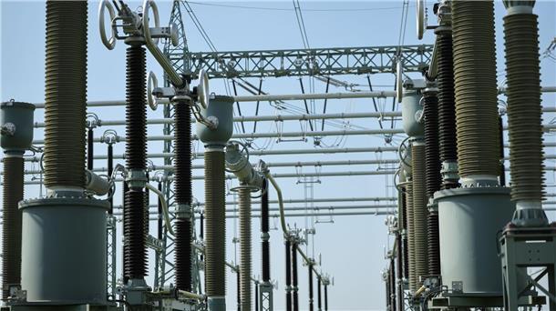 Westküstenleitung und Suedlink sollen Energiewende antreiben Das Umspannwerk Heide/West. Die rund 140 Kilometer lange Westküstenleitung von der deutsch-dänischen Grenze bis Brunsbüttel steht vor dem Betriebsstart.
