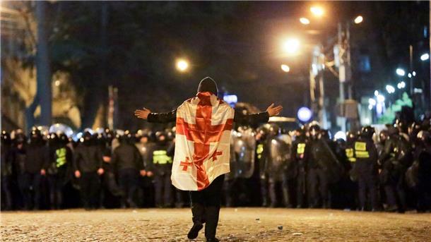 Das umstrittene „Agenten“-Gesetz hat in Tiflis tausende Menschen auf die Straße gezogen, es kam zu Auseinandersetzungen mit der Polizei.