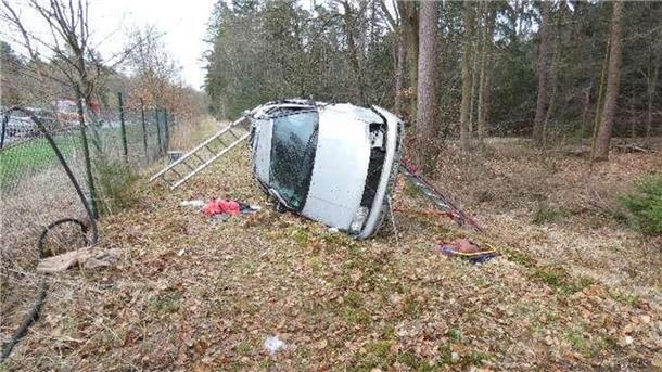Das Unfallauto liegt auf der Seite.