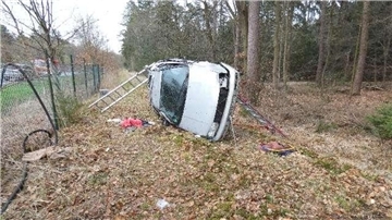 Das Unfallauto liegt auf der Seite.
