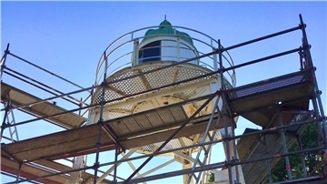 Das weißgrüne kleine Unterfeuer Sandstedt steht eingerüstet zwischen Deutschem Schiffahrtsmuseum und Richtfunkturm, es wird renoviert.