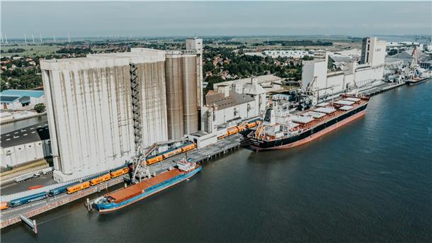 Das Unternehmen J. Müller, hier das Agrarterminal im Braker Hafen, besteht seit 200 Jahren. Es wurde am 1. Mai 1821 in Brake gegründet.