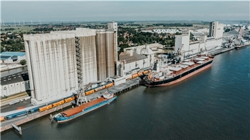 Das Unternehmen J. Müller, hier das Agrarterminal im Braker Hafen, besteht seit 200 Jahren. Es wurde am 1. Mai 1821 in Brake gegründet.