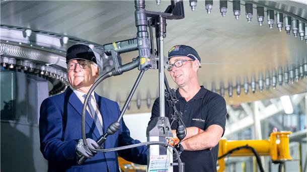 Steinmeier lässt sich Bau von Maschinenhäusern erklären Das Unternehmen Siemens Gamesa produziert in Cuxhaven mit mehr als 1000 Arbeitern und Arbeiterinnen Maschinenhäuser für Windparks auf dem Meer. Bei einem Besuch hat sich Bundespräsident Frank-Walter Steinmeier über die Arbeit und das Werk informiert.