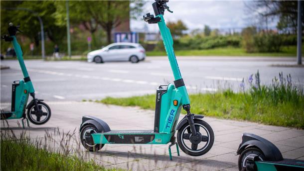 E-Scooter stehen an der Kreuzung Rheinstraße/Streßemannstraße.