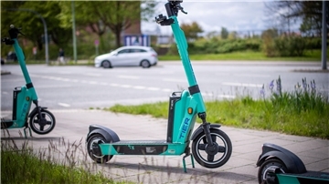 E-Scooter stehen an der Kreuzung Rheinstraße/Streßemannstraße.
