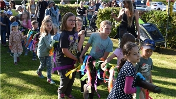 Kinder spielen Fußball