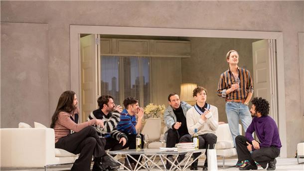 Berliner Theatertreffen - Sieben-Stunden-Marathon als Start „Das Vermächtnis“ ist ein Drama im Serienstil.