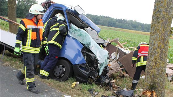 Feuerwehr befreit 55-Jährigen aus Unfallwrack Das verunfallte Fahrzeug.