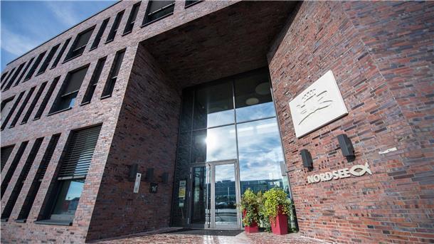 Das Verwaltungsgebäude der „Nordsee“ an der Herwigstraße in Bremerhaven wurde erst 2016 gebaut. Nach der Übernahme von Kharis Capital 2019 gab es Anzeichen zu einem möglichen Umzug nach Hamburg.