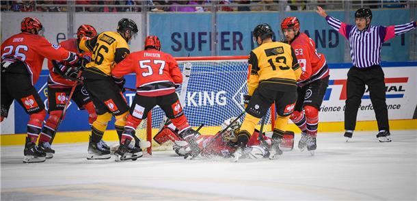 Das vierte CHL-Spiel der Fischtown Pinguins gegen die Rouen Dragons in der Eisar...