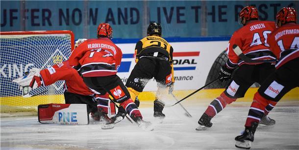 Das vierte CHL-Spiel der Fischtown Pinguins gegen die Rouen Dragons in der Eisar...