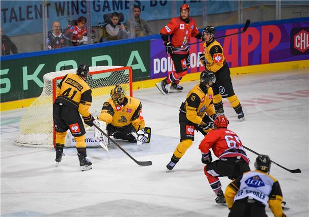 Das vierte CHL-Spiel der Fischtown Pinguins gegen die Rouen Dragons in der Eisar...