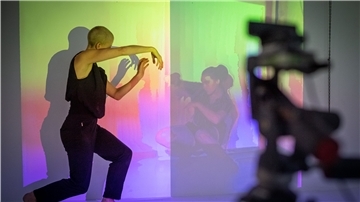 Das Virus brachte Martin Kemner auf die Idee: Er verwirklichte ein Projekt, bei dem die Tänzerin Kira Metzker an einem anderen Ort war als ihre Partnerin Giulia Decherchi und der Musiker Daniel Brandl. Die Artspace vereinte sie an einem Ort, doch in unterschiedlichen Räumen.