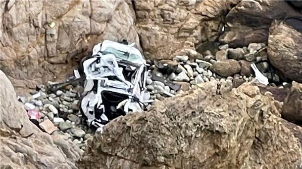 Auto stürzt 75 Meter tief - alle Insassen überleben Das völlig zerstörte Auto, das am Pacific Coast Highway von einer Klippe etwa 75 Meter in die Tiefe stürzte.