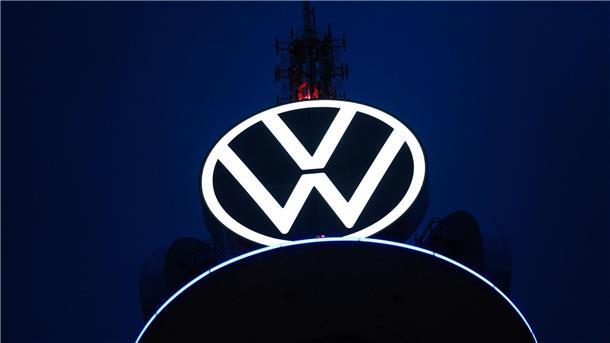 Das Volkswagen-Logo. Der Autobauer will sich unabhängiger von Zulieferern aus Asien machen.
