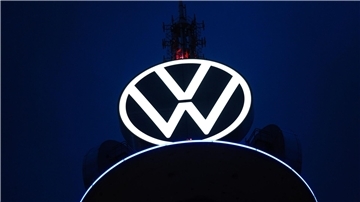 Das Volkswagen-Logo. Der Autobauer will sich unabhängiger von Zulieferern aus Asien machen.