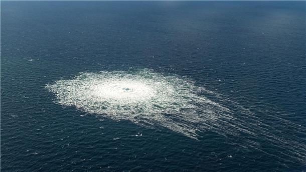 Nord-Stream-Ermittler: Sprengstoffspuren auf Segelboot Das vom dänischen Verteidigungskommando zur Verfügung gestellte Foto zeigt das Nord-Stream-2-Gasleck in der Nähe von Bornholm Ende September 2022.