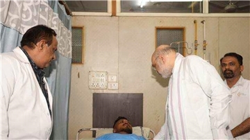 Das vom indischen Innenministerium herausgegebene Foto zeigt Innenminister Amit Shah bei einem Treffen mit dem Überlebenden des britischen Flugzeugabsturzes, Vishwash Kumar Ramesh, in einem Krankenhaus in Ahmedabad. 