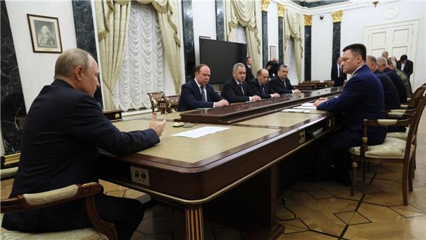 Das von der staatlichen russischen Nachrichtenagentur Sputnik via AP veröffentlichte Foto zeigt Kremlchef Wladimir Putin (l) während einer Sitzung des russischen Sicherheitsrates.