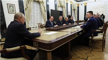 Das von der staatlichen russischen Nachrichtenagentur Sputnik via AP veröffentlichte Foto zeigt Kremlchef Wladimir Putin (l) während einer Sitzung des russischen Sicherheitsrates.